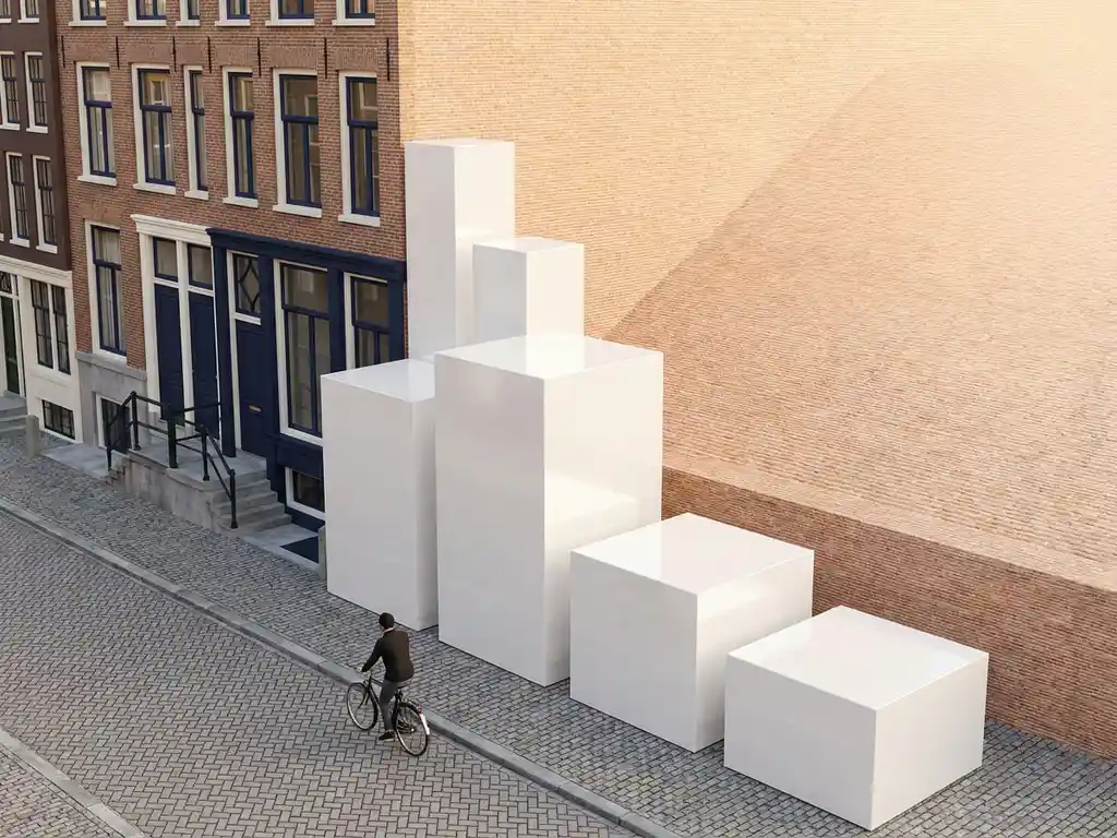 Witte geometrische blokken tonen groeipercentages tegen Amsterdamse grachtenpanden met warme bakstenen gevels en donkerblauwe raamkozijnen