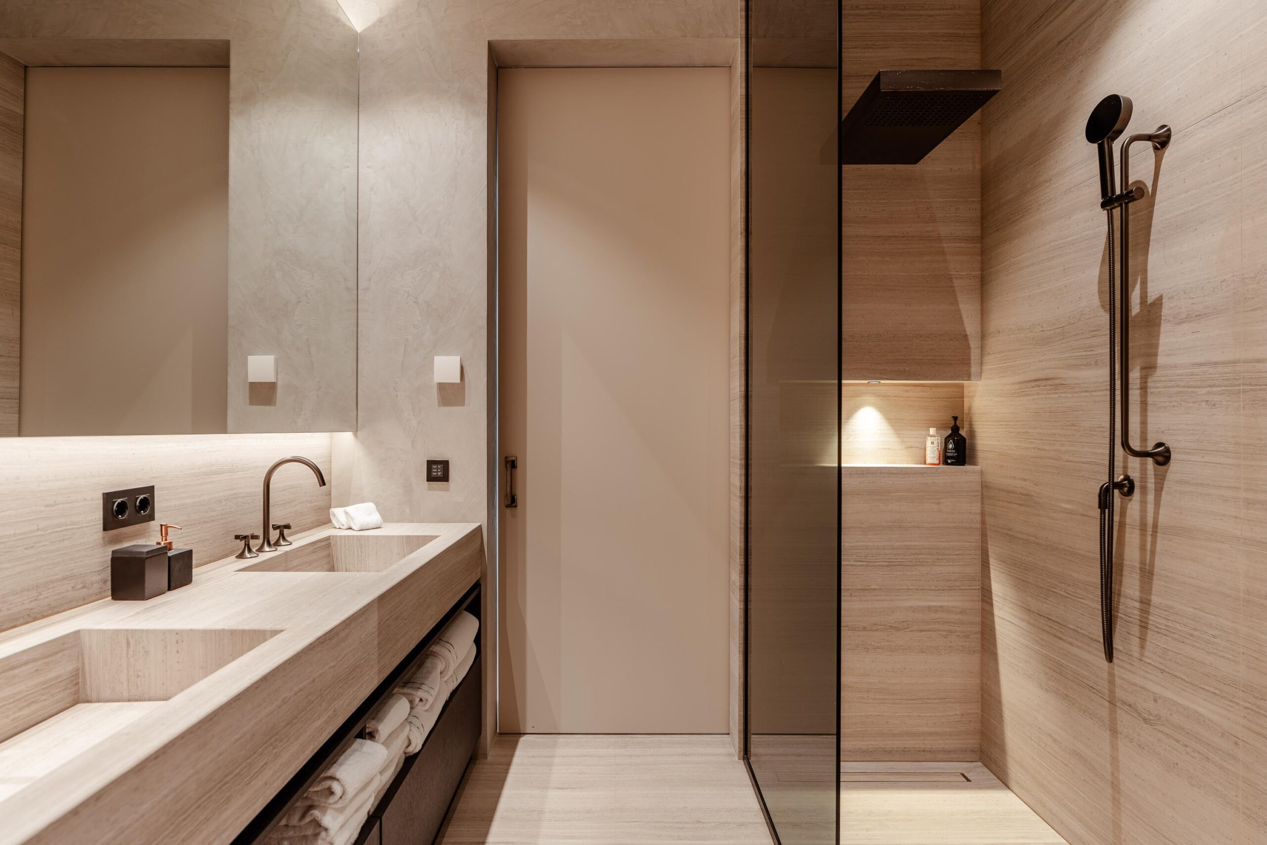 Dam 5 U in AMSTERDAM-23