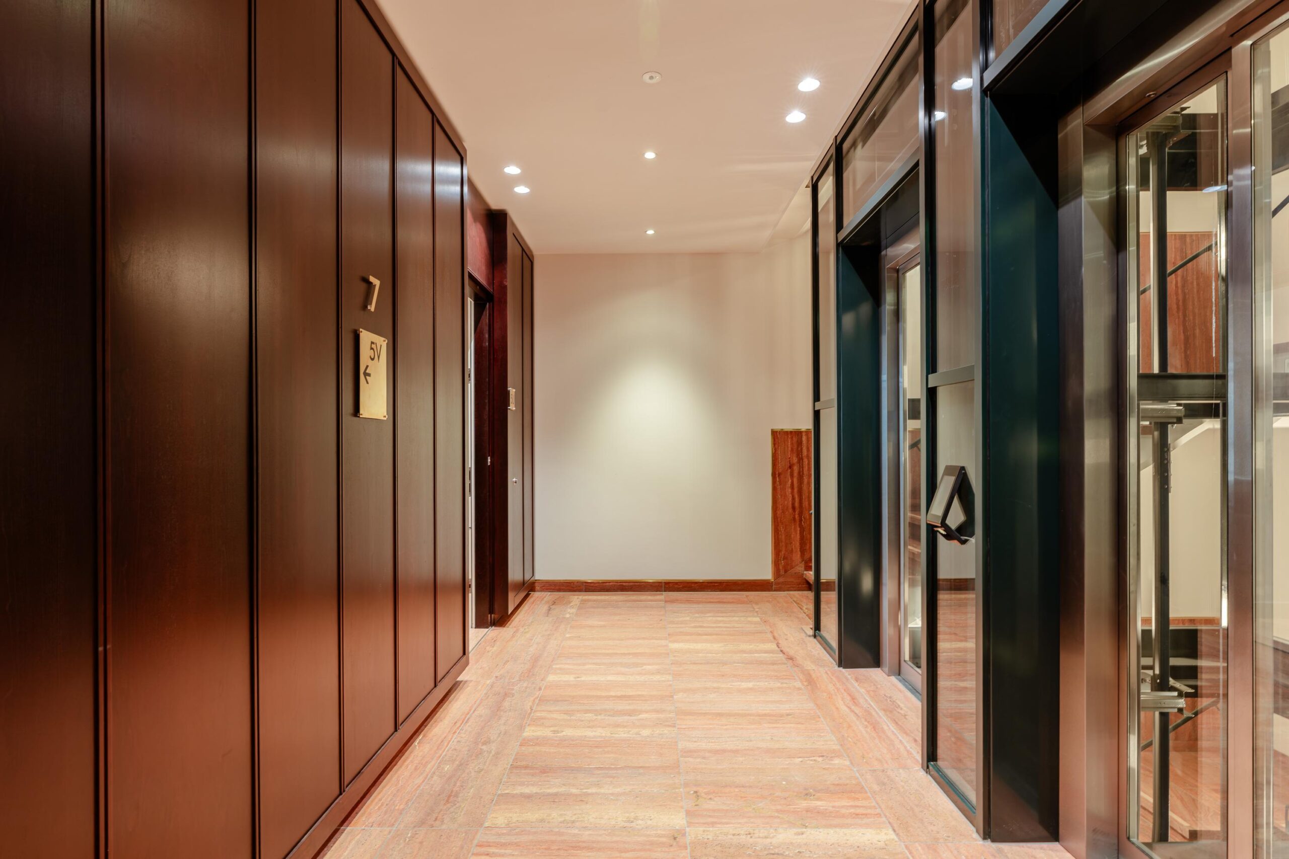 Dam 5 U in AMSTERDAM-36