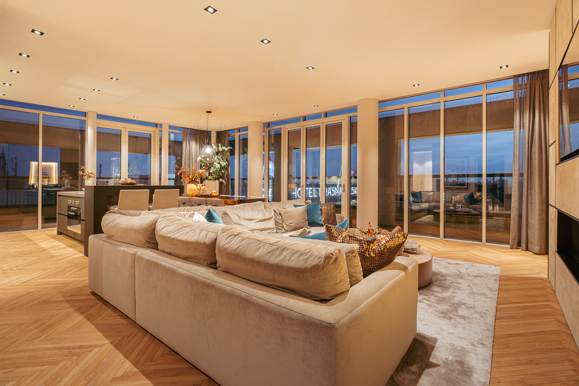 Dam 5 U in AMSTERDAM-12